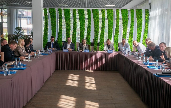 Круглый стол представителей Федерации профсоюзов Беларуси, ведущих общественных объединений и политических партий страны.